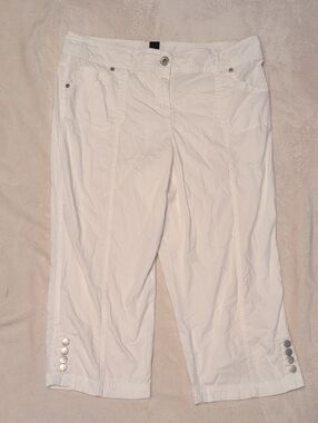 Style & Co. White  Woman's Cropped Capris with Button Trim Size 12 Petite